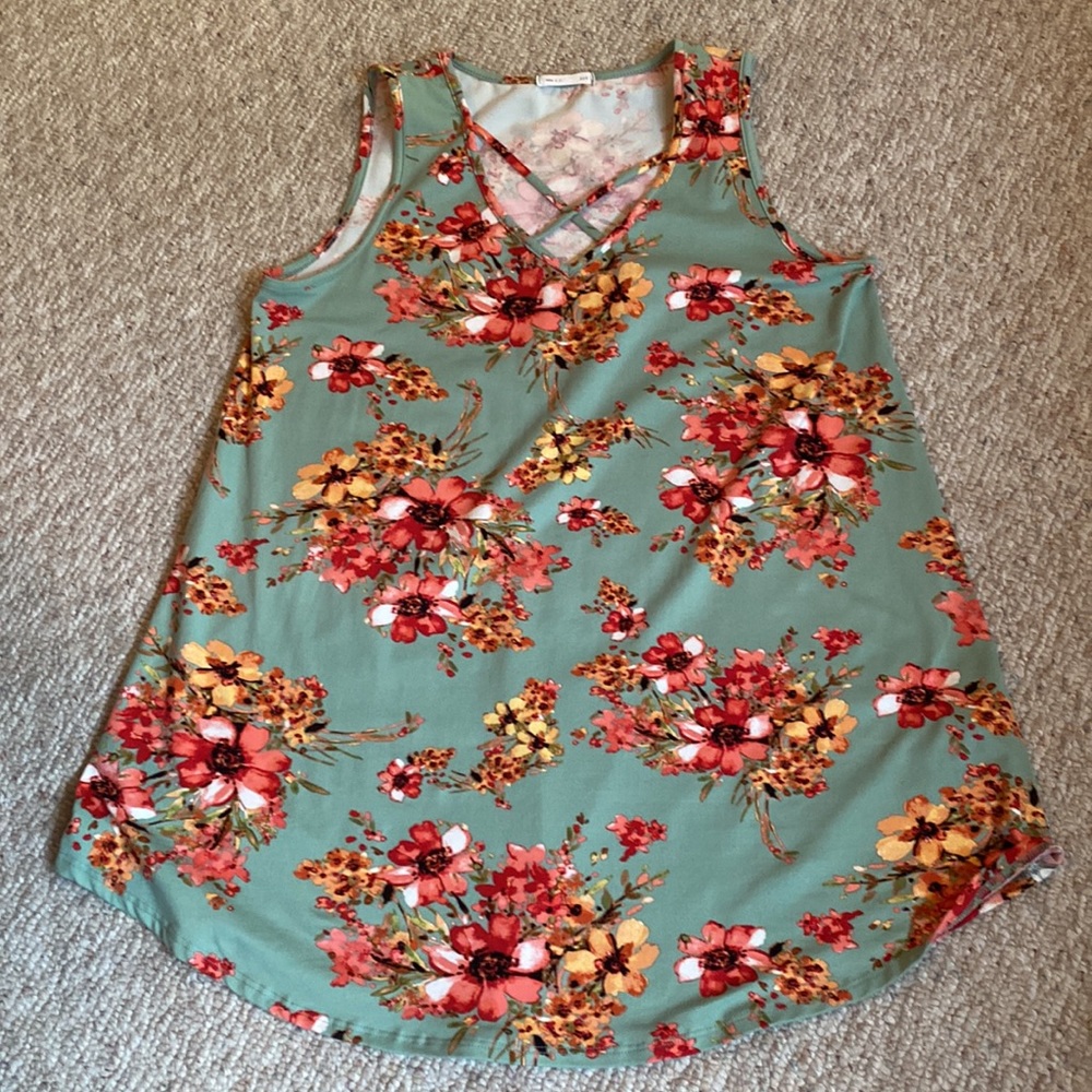 SALE!! Floral green v-neck crisscross tunic - Picture 4 of 5